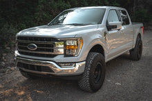 Cargar imagen en el visor de la galería, Tuff Country 21-23 Ford F-150 4x4 3in Front Lift Kit with Shocks