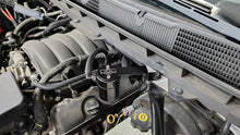 Cargar imagen en el visor de la galería, J&amp;L 14-18 Chevy Silverado 1500 / 14-18 GMC Sierra 1500 4.3L V6 Oil Separator - Black Anodized