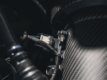 Cargar imagen en el visor de la galería, AWE Tuning 24-26 Ford S650 Mustang GT/Dark Horse S-FLO Carbon Intake