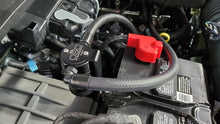 Cargar imagen en el visor de la galería, J&amp;L 23-26 Ford F-250/F-350 6.8L;7.3L Oil Separator 3.0 Passenger Side - Black Anodized