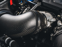 Cargar imagen en el visor de la galería, AWE Tuning 24-26 Ford S650 Mustang GT/Dark Horse S-FLO Carbon Intake