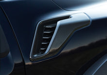 Cargar imagen en el visor de la galería, Ford Racing 21-24 F-150 Raptor Carbon Fiber Fender Vent Set - Gloss