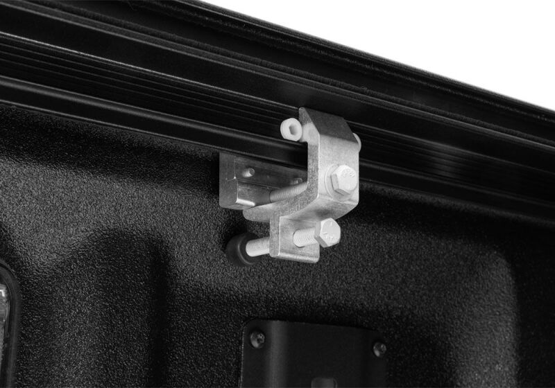 RealTruck 04-24 Nissan Titan CC 5.5ft Bed (w or w/o Utilitrack) RetraxPRO EZ-Off FRC-4000