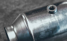 Cargar imagen en el visor de la galería, Magnaflow California Grade Universal Catalytic Converter - 2in ID / 2in OD / 11.375in L