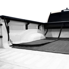 Cargar imagen en el visor de la galería, Westin 19-26 Ram 1500 (New Body)(Excl. RamBox) 5ft 7in Bed Manual Retractable Tonneau Cover - Black