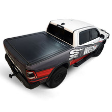 Cargar imagen en el visor de la galería, Westin 19-26 Ram 1500 (New Body)(Excl. RamBox) 5ft 7in Bed Manual Retractable Tonneau Cover - Black
