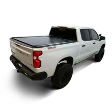 Cargar imagen en el visor de la galería, Westin 19-26 GM Silverado/Sierra 1500 5ft 8in Bed Manual Retractable Tonneau Cover - Black