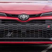 Cargar imagen en el visor de la galería, Mishimoto 2023+ Toyota GR Corolla Intercooler &amp; Pipe Kit - Silver Cooler - Black Pipes