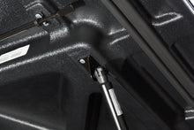Cargar imagen en el visor de la galería, UnderCover 07-13 Chevy Silverado 1500 5.8ft Lux Bed Cover - Black