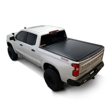 Cargar imagen en el visor de la galería, Westin 19-26 GM Silverado/Sierra 1500 5ft 8in Bed Manual Retractable Tonneau Cover - Black
