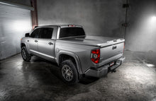 Cargar imagen en el visor de la galería, UnderCover 17-20 Toyota Tacoma 5ft Elite LX Bed Cover - Cement Gray (Req Factory Deck Rails)