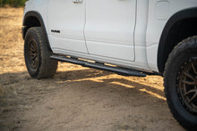 Cargar imagen en el visor de la galería, DV8 Offroad 19-25 RAM 1500 Crew Cab OE Plus Side Steps - Black Steel