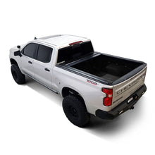Cargar imagen en el visor de la galería, Westin 19-26 GM Silverado/Sierra 1500 5ft 8in Bed Manual Retractable Tonneau Cover - Black