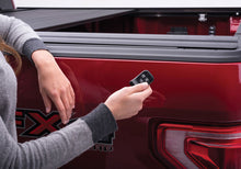Cargar imagen en el visor de la galería, Retrax 07-13 Chevy/GMC 5.8ft Bed PowertraxPRO MX