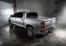 Cargar imagen en el visor de la galería, UnderCover 17-20 Toyota Tacoma 5ft Elite LX Bed Cover - Cement Gray (Req Factory Deck Rails)