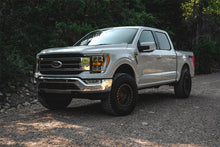 Cargar imagen en el visor de la galería, Tuff Country 21-23 Ford F-150 4x4 3in Front Lift Kit with Shocks