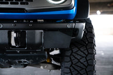 Cargar imagen en el visor de la galería, DV8 Offroad 21-22 Ford Bronco Factory Front Bumper License Relocation Bracket - Side