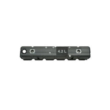 Cargar imagen en el visor de la galería, Omix Blk Alum Valve Cover 4.2L Logo 80-91 Jeep Models