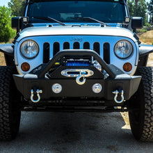 Cargar imagen en el visor de la galería, DV8 Offroad 07-18 Jeep Wrangler JK/JL FS-13 Steel Stubby Front Bumper w/ Fog Lights