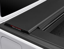 Cargar imagen en el visor de la galería, Roll-N-Lock 2020 Jeep Gladiator 5ft bed M-Series Retractable Tonneau Cover