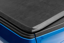 Cargar imagen en el visor de la galería, Lund 22-23 Nissan Frontier 6ft. Bed - Genesis Tri-Fold Tonneau Cover - Black