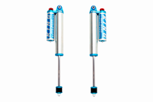 Cargar imagen en el visor de la galería, King Shocks 2014+ Ram 2500 4WD Rear 2.5 Dia Piggyback Reservoir Shock w/Adjuster (Pair)