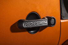 Cargar imagen en el visor de la galería, Rugged Ridge Elite Dr Hndle Insert Contrast Tread2D 07-18 Jeep Wrangler JK
