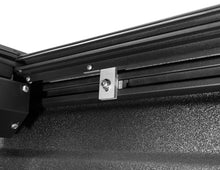 Cargar imagen en el visor de la galería, Roll-N-Lock 2020 Jeep Gladiator 5ft bed M-Series Retractable Tonneau Cover