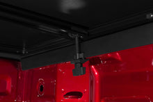 Cargar imagen en el visor de la galería, Lund 19-23 Chevrolet Silverado 1500 6.5ft Bed Genesis Tri-Fold Tonneau - Black