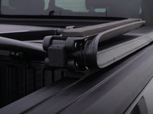 Cargar imagen en el visor de la galería, Lund 07-13 Toyota Tundra (6.5ft Bed) Genesis Tri-Fold Tonneau Cover - Black