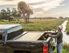 Cargar imagen en el visor de la galería, Roll-N-Lock 2020 Chevy Silverado / GMC Sierra 2500-3500 80-1/2in M-Series Retractable Tonneau Cover