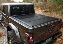 Cargar imagen en el visor de la galería, UnderCover 20-21 Jeep Gladiator 5ft Armor Flex Bed Cover