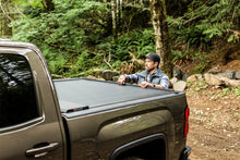 Cargar imagen en el visor de la galería, Roll-N-Lock 2020 GM Silverado / Sierra 2500/3500 6ft 10in Bed A-Series Retractable Tonneau Cover