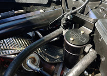 Cargar imagen en el visor de la galería, J&amp;L 20-23 Chevrolet Corvette 6.2L LT2 Targa Top Passenger Side Oil Separator 3.0 - Black Anodize