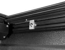 Cargar imagen en el visor de la galería, Roll-N-Lock 2020 Jeep Gladiator 5ft bed M-Series Retractable Tonneau Cover