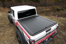 Cargar imagen en el visor de la galería, Roll-N-Lock 2020 Jeep Gladiator 5ft bed (w/ Trail Rail System) M-Series Retractable Tonneau Cover